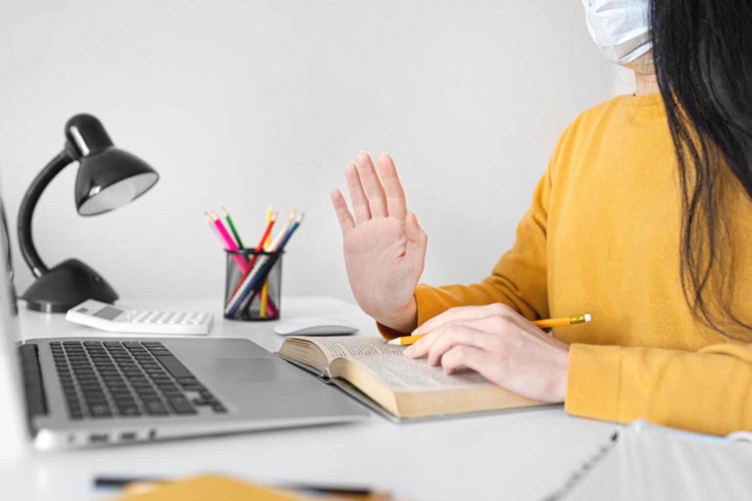 Momento di riflessione personale durante una sessione di crescita